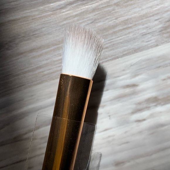 F.A.R.A.H
Medium Angled Shading 55E Rose Gold Collection - Picture 3 of 6